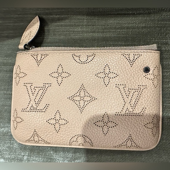AUTHENTIC LV Key Pouch
PO.CLES MM MAHINA MAGNO
M69508 - Picture 5 of 10